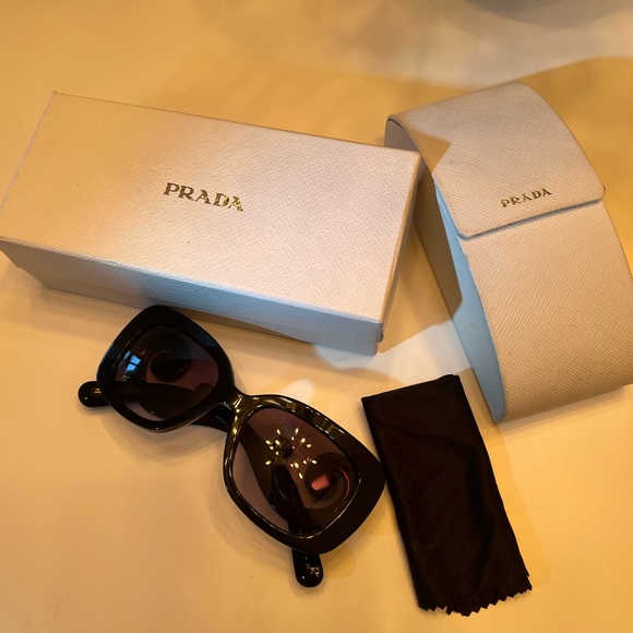 🕶️ Prada sunglasses - Picture 2 of 7